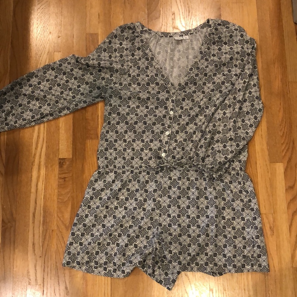 GAP long sleeve romper - white with black pattern, tie waist - Small (petite)